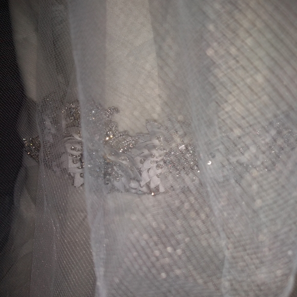 Wedding dress - Picture 4 of 8